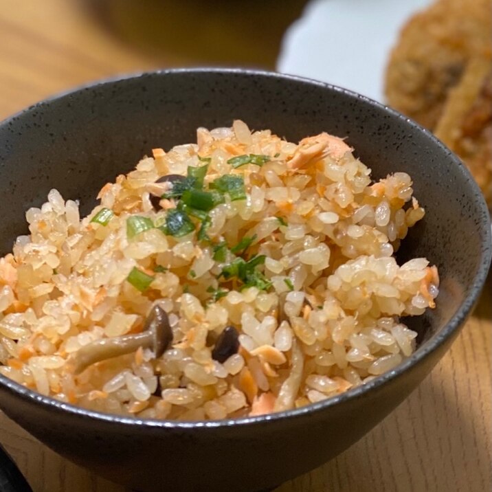 炊飯器で簡単◎鮭としめじの炊き込みご飯